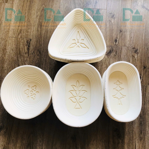 Cesta de fermentación de masa de pan de soga ecológica de ratán triangular para set con batidor de masa, cortador de pan y forro de lino - Product Image 1