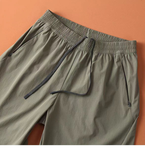 Shorts Bermuda pour homme à séchage rapide avec poches zippées, taille élastique, couleur unie, vêtements décontractés pour l'extérieur, gris - Product Image 4