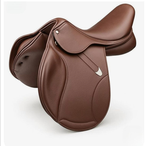 Selle d'équitation anglaise de luxe en cuir synthétique haut de gamme avec quincaillerie en bois, plastique et laiton – Polyvalente pour le saut d'obstacles, activités sportives de plein air, abordable - Product Image 1