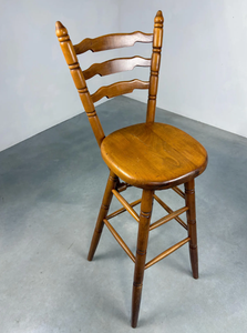 เก้าอี้บาร์สไตล์โมเดิร์นกลางศตวรรษ พร้อมพนักพิงไม้โค้งมนและเบาะนั่งบุนวม เหมาะสำหรับการนั่งในบาร์ที่บ้านอย่างมีสไตล์ จากอินเดีย - Product Image 2