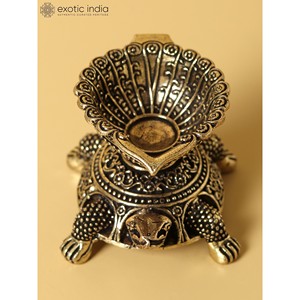 2 pouces Petite sculpture fine Diya de tortue vastu en laiton avec sculpture complexe pour la maison et le temple Made In India - Product Image 1