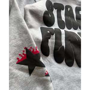 เสื้อฮู้ดดี้ยูนิเซ็กซ์ทรงปกติ ผ้าฝ้ายเฟรนช์เทอร์รี่ 100% พิมพ์ลายพัฟฟ์แบบกำหนดเอง ซักย้อมสีแบบแอซิดวอช เป็นมิตรต่อสิ่งแวดล้อม เนื้อผ้าหนา - Product Image 2