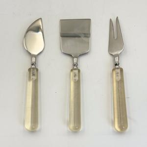 ชุดอุปกรณ์เสิร์ฟชีสสแตนเลสหรูหราพร้อมด้ามจับเรซิ่นตกแต่ง  ชุดเครื่องมือสำหรับชีส ที่ปาดชีสและที่ตัดชีส สำหรับห้องครัวและห้องรับประทานอาหาร - Product Image 1