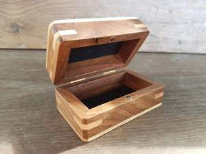 Caja de madera hecha a mano para anillos de propuesta de matrimonio, caja de madera personalizada con tapa grabada para anillos de compromiso a bajo costo. - Product Image 6
