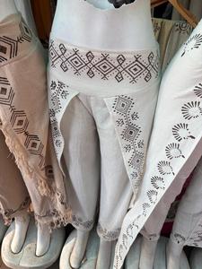 Poncho Kaftan Homme Blanc Cassé avec Imprimé Tribal Marron, Col en V, Cordon de Serrage à Pompons, Haut Ethnique Décontracté – Vente en Gros - Product Image 5