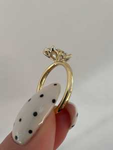 Bague de fiançailles solitaire ovale en diamant de laboratoire de 3 carats, sertissage tulipe, tendance, plaqué or 18 carats, bague d'anniversaire - Product Image 2