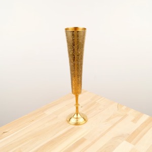 Vase en métal gravé au design traditionnel en forme de verre, finition dorée, pièce décorative idéale pour la décoration de table à la maison, accent de luxe - Product Image 5