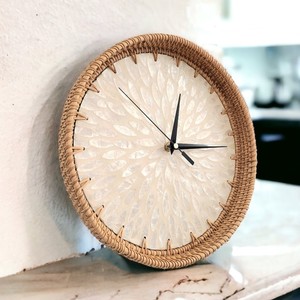 Reloj de mesa de ratán con concha de nácar, excelente precio, relojes tejidos a mano directamente del productor - Product Image 1