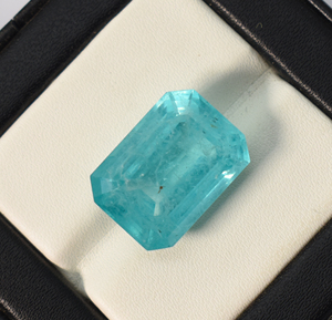 Pierre précieuse de tourmaline Paraiba cultivée en laboratoire avec inclusion visible : taille émeraude - Product Image 6