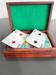 Caja de Almacenamiento de Cartas de Juego Rectangular de Madera Hecha a Mano, con Dos Compartimentos, Diseño con Incrustaciones de Latón, Elegante Organizador de Decoración para el Hogar - Product Image 3