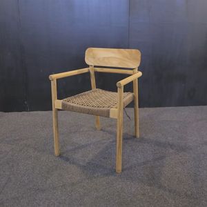 Chaise de salle à manger d'extérieur moderne Jelita, structure en teck massif, tressage en rotin synthétique, finition bien poncée, aucun assemblage requis - Product Image 1