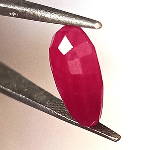 Pierre précieuse naturelle en rubis africain de 7,90 carats, taille poire, facettée, non montée - Product Image 4