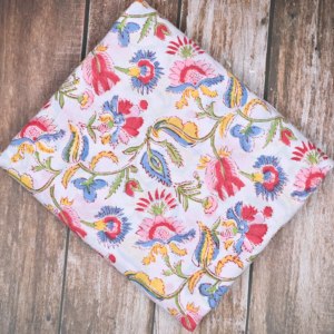 Tela de Algodón Estampada con Bloques Kalamkari Blanca con Diseño Floral Multicolor, Ecológica y de Calidad de Exportación, para Prendas de Vestir y Textiles para el Hogar - Product Image 1