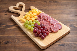 Planche à charcuterie moderne en chêne naturel durable avec poignée en forme de cœur, planche de service en bois pour fromages, viandes, collations et usage en cuisine - Product Image 4