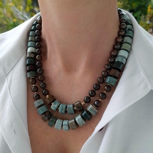 Collar artesanal de resina con diseño de ángel, forma irregular, cuentas multicolor, elaborado con aspecto de piedra natural, diseño moderno y a la moda. - Product Image 3