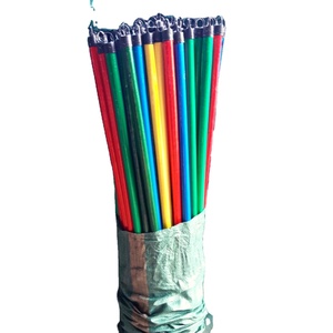 Balai en bois recouvert de PVC fabriqué au Vietnam avec tête en plastique à poils festonnés et pelle à poussière pour un nettoyage facile à la maison et en extérieur - Product Image 1