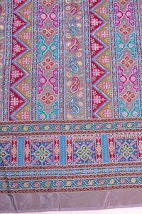 Tela Crepé Natural Color Lavanda Empolvado con Estampado Geométrico Étnico y Borde Ornamental Paisley para Confección de Kurti - Product Image 3