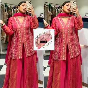 Conjunto de Fiesta de Última Moda: Top y Palazzo de Seda Simar con Bordado y Trabajo Manual, y Dupatta de Seda Tabby con Encaje Elegante - Product Image 3