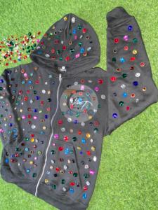 Sweat à capuche zippé de luxe avec strass, logo personnalisé, coupe oversize, en molleton épais, style streetwear unisexe avec cristaux brillants - Product Image 2