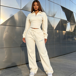 Ensemble décontracté OEM personnalisé pour femme : sweat-shirt court à col et demi-zip en molleton épais uni, brodé, avec pantalon de jogging en coton polaire - Product Image 2