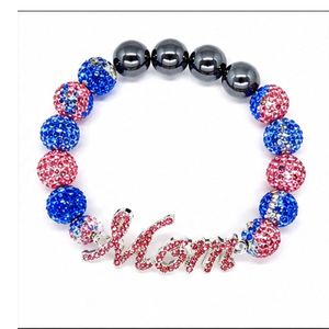 Bracelet extensible perlé noir et bleu roi avec breloque lettre « Maman » et accents de strass en cristal rose – Bijou fantaisie pour femme - Product Image 4