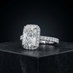 Anillo de compromiso de diamante cultivado en laboratorio con corte radiante, halo y micro pavé, banda pavé de corte redondo, solitario con detalles de boda - Product Image 1