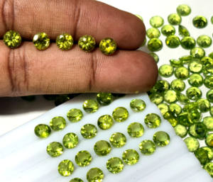 Pierres précieuses vertes naturelles de péridot, taille brillante, polies, certifiées par un tiers, 5 mm, 0,1-1 carat, en vrac, taille personnalisée, pierres non montées - Product Image 1