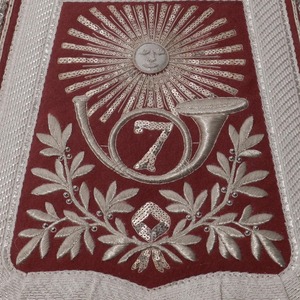 Drapeau de luxe haut de gamme blanc en tissu tissé avec broderie filaire et aimants à coudre - Product Image 2