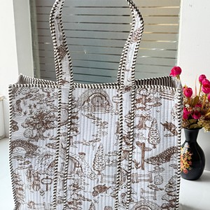 Bolsa de Mano de Lona Acolchada Vintage con Estampado de Bosque Marrón, Bolsa de Compras con Parte Superior Abierta, para Usar en Todas las Estaciones - Product Image 6