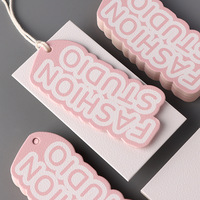Étiquettes suspendues personnalisées en papier kraft, écologiques, avec logo en relief, impression couleur CMYK et Pantone pour vêtements, sacs et emballages