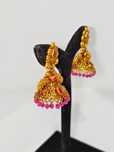 Pendientes Antiguos de Oro Sólido de 22k con Motivo de Lakshmi Hechos a Mano, Joyería de Boda con Esmeraldas Verdes y Perlas Naturales - Product Image 2