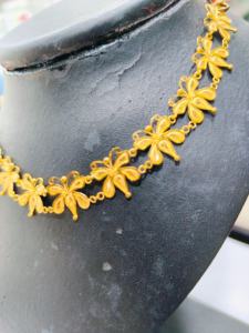 Collier avec pendentif papillon floral en or massif 22 carats, bijoux tendance pour les fêtes et les mariages pour femmes - Product Image 3