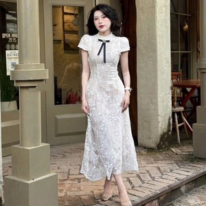 Robe fourreau mini en dentelle blanche pour femme OEM, style coréen doux, avec détail de nœud froncé à l'épaule, couche transparente respirante - Product Image 4