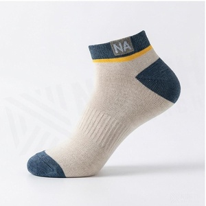 Chaussettes de sport respirantes bleues à motif géométrique pour adultes – Collection Printemps - Product Image 3