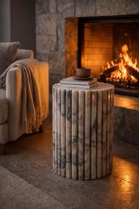 Table d'appoint en marbre naturel de luxe à surface cannelée |   Table d'appoint ronde en pierre sur piédestal |   Table d'appoint moderne en marbre pour la décoration du salon - Product Image 2