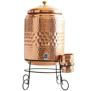 Dispensador de agua de cobre puro martillado con soporte y grifo, tanque de almacenamiento de agua ayurvédico de gran capacidad para beber de forma saludable y para el hogar. - Product Image 1