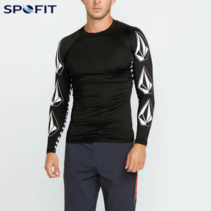 Camiseta de Manga Larga para Hombre, Color Gris, con Paneles Negros y Logotipo Personalizado en la Parte Delantera, de Secado Rápido, Spandex y Poliéster - Product Image 4