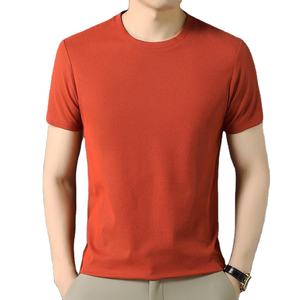 เสื้อยืดผู้ชายคอตตอนถัก 100% ขายส่งจำนวนมาก เป็นมิตรกับสิ่งแวดล้อม สำหรับโปรโมชั่น พร้อมโลโก้แบบกำหนดเอง ขอบตัดสีตัดกัน แขนสั้น ทรงปกติ - Product Image 1