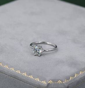 Bague de fiançailles classique à pierre unique en moissanite de 1 carat en argent sterling, bague à six griffes en moissanite - Product Image 3