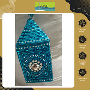 Distributeur en gros vendant des sacs de soirée légers en métal perlé de haute qualité pour femmes, doublure en soie, bandoulière, fermeture à fermoir. - Product Image 2