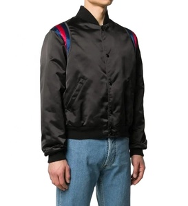 Veste bomber varsity noire en satin pour homme avec logo personnalisé, bandes contrastées sur les épaules, style baseball. - Product Image 3