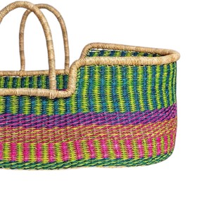 Panier à langer artisanal en jonc de mer à motifs ethniques multicolores et panier à langer pour enfant en rotin avec deux poignées de transport - Product Image 4