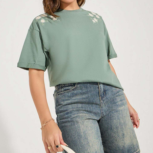 Camiseta de Mujer de Marca de Lujo Personalizada, Manga Corta, con Lentejuelas Bordadas y Diseño de Oso, Corte Holgado para Verano - Product Image 1
