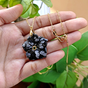 Collar de piedras preciosas talladas, obsidiana natural con forma de copo de nieve, colgante con circonita esmeralda, chapado en oro, joyería para mujer. - Product Image 2