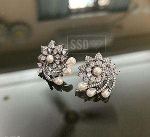 ต่างหูเพชรซิคอนชุบเงินทองเหลืองคุณภาพพรีเมียมหรูหราสำหรับผู้หญิง คอลเลคชั่นสำหรับงานเลี้ยงตอนเย็น - Product Image 2