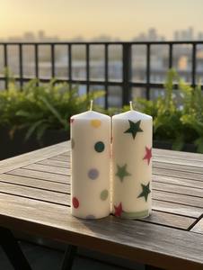 Juego de 2 Velas de Pilar Ecológicas de Parafina y Cera de Soja con Diseño de Puntos y Noche Estrellada para Navidad, Pascua y Decoración del Hogar - Product Image 3