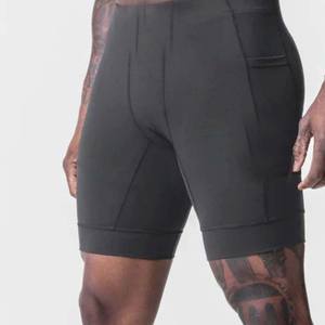 Short personnalisé OEM Vêtements de sport en polyester léger Short de plage à la mode pour hommes avec broderie - Product Image 1