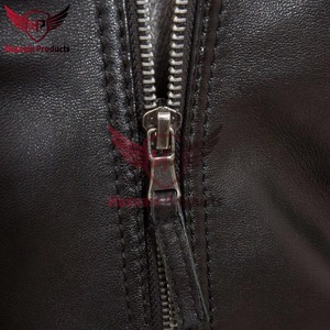 Chaqueta de Cuero Genuino Negra para Hombre con Rayas Rojas y Blancas, Estilo Biker Cafe Racer, Abrigo de Piel de Vacuno con Hombros Acolchados, Prenda Exterior Clásica Personalizada de Moda - Product Image 4