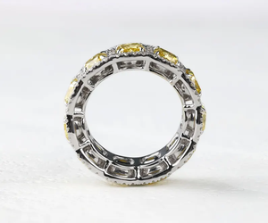 Bague de fiançailles et de mariage style vintage très tendance en or blanc 14 carats avec diamant jaune de laboratoire taille coussin pour elle - Product Image 5