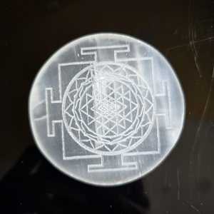 Plaque de Recharge en Cristal de Sélénite Naturelle Gravée Sri Yantra 3 Pouces Géométrie Sacrée Feng Shui REIKI Décoration Spirituelle Vente en Gros - Product Image 1